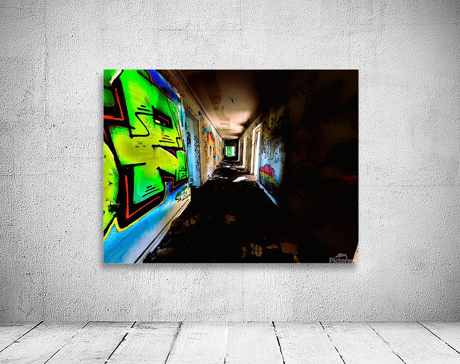 Glowing Grafiti On Decaying Hallway Of Abandoned Luxury Hotel Aperçu sur mur