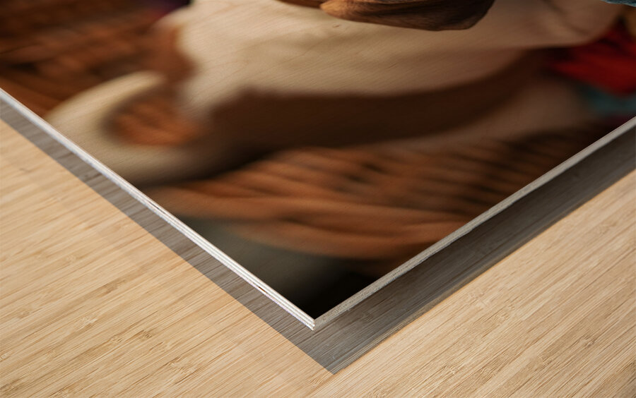Bulldog Puppy Discovers The Laundry Basket Impression sur bois